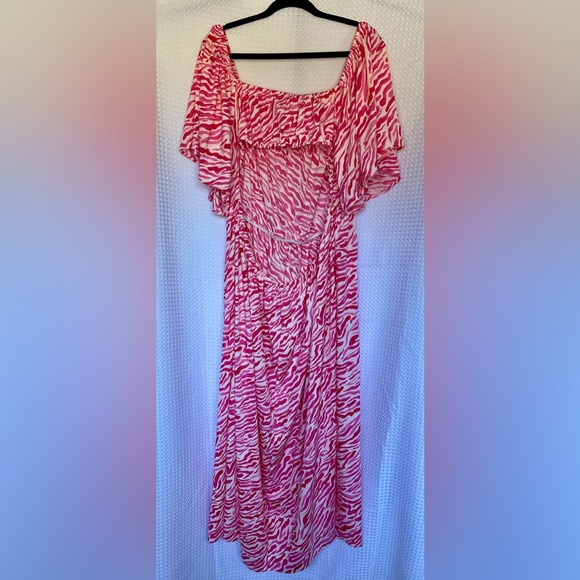 ASOS DESIGN Curve flutter sleeve maxi beach dress in Pink zebra - Picture 3 of 4